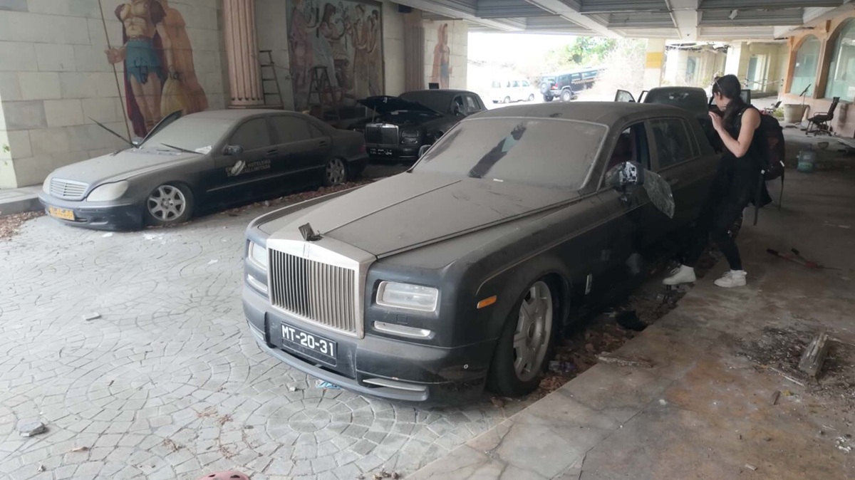 Het is pijnlijk om een verlaten auto te zien, maar het is nog erger als het om meerdere Rolls-Royces gaat, die bovendien zijn vernield, hoewel ze nog vrijwel intact zijn.