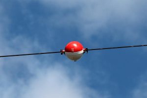 Rode ballen op hoogspanningskabels