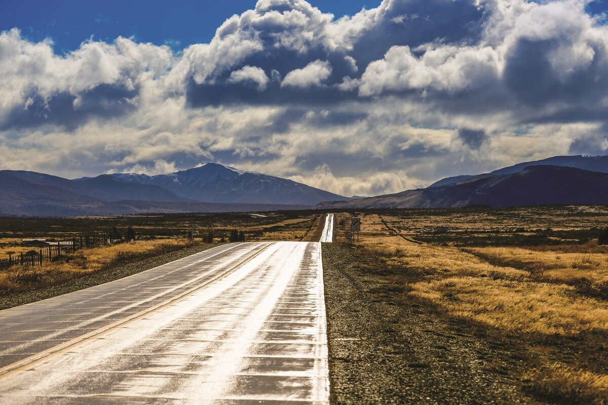 Afgezien van de technische curiositeit, weerspiegelt snelweg 10 hoe moderne techniek zich aanpast aan de meest vijandige omgevingen.