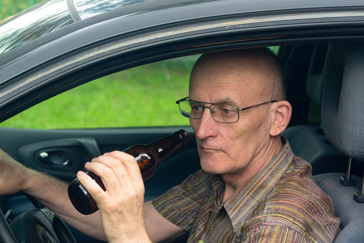 dronken oudere bestuurder achter het stuur.