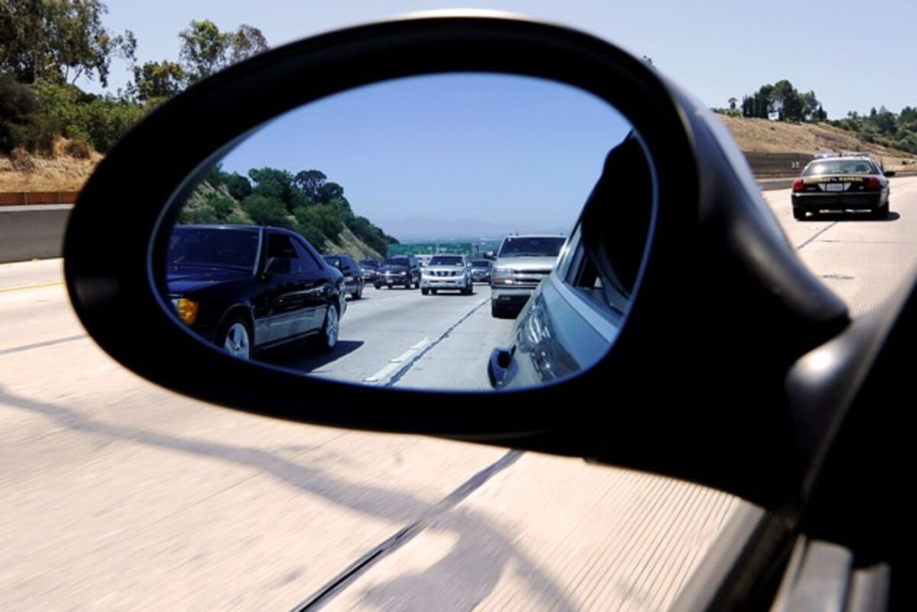 via spiegels moet de hele omgeving zichtbaar zijn