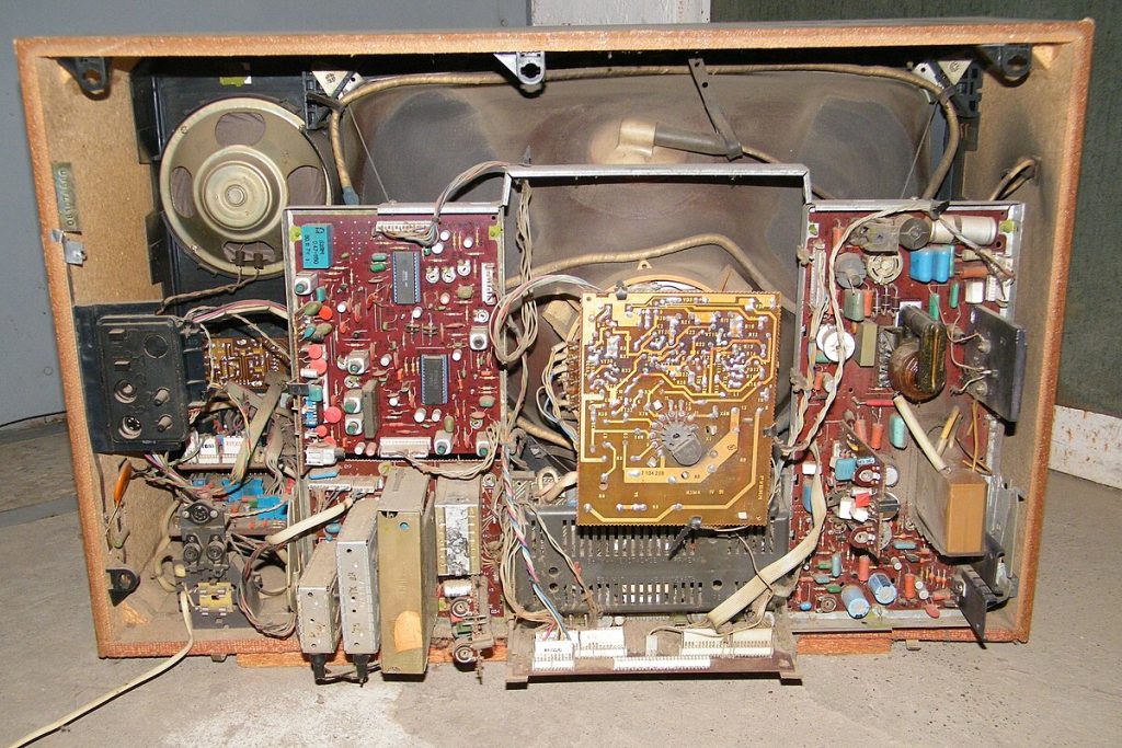 Een oude televisie die uit elkaar is gehaald.