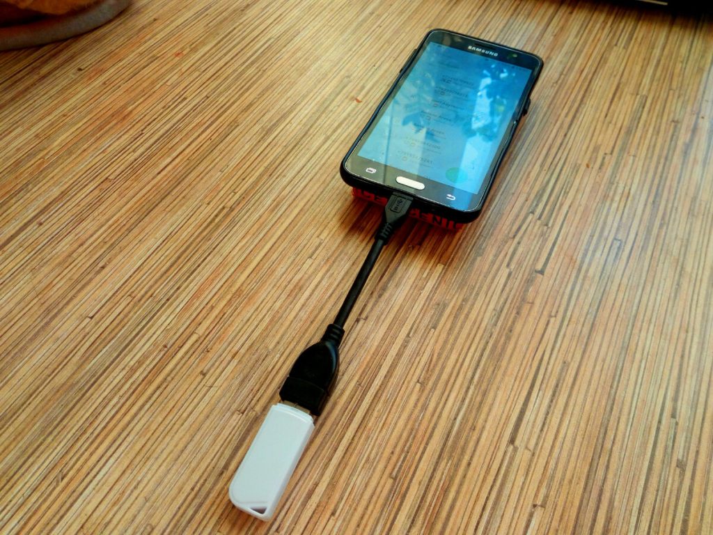 U kunt gegevens overzetten, maar daarvoor hebt u een speciale adapter nodig.