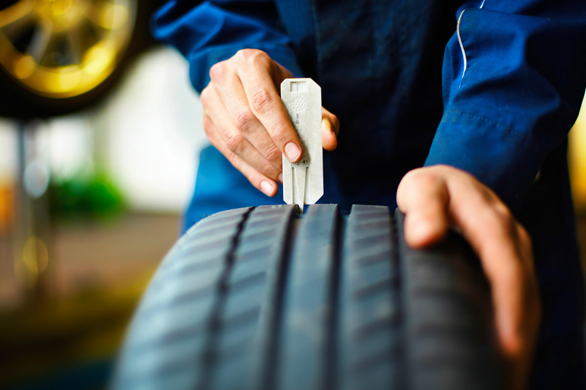 meet de slijtage van banden