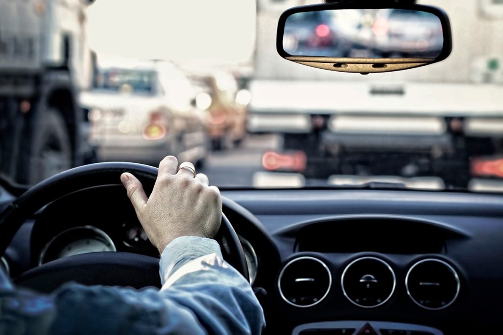 De chauffeur achter het stuur.