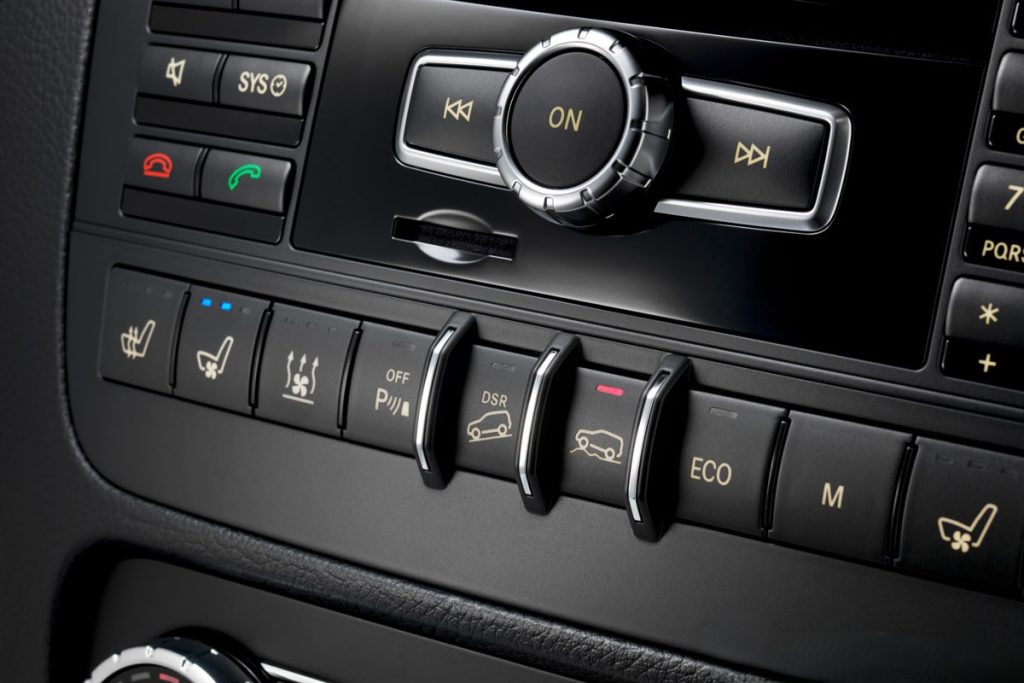 Het is belangrijk om te weten wat de knoppen in de auto betekenen.