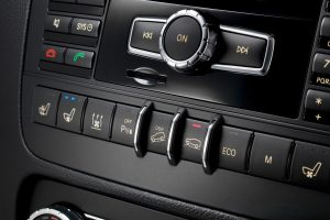 Het is belangrijk om te weten wat de knoppen in de auto betekenen.