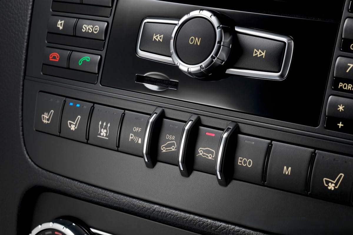 Het is belangrijk om te weten wat de knoppen in de auto betekenen.