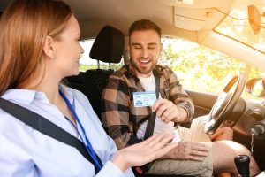 na het afleggen van het theoretische examen zijn rijbewijs behaald