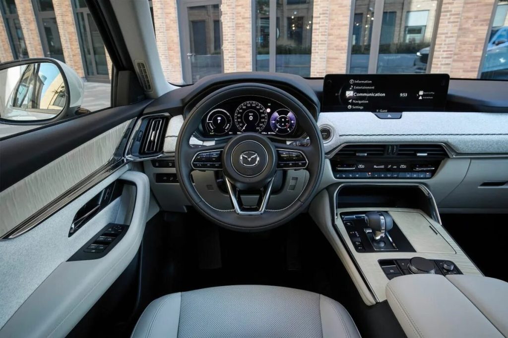 interieur van de Mazda met dieselmotor