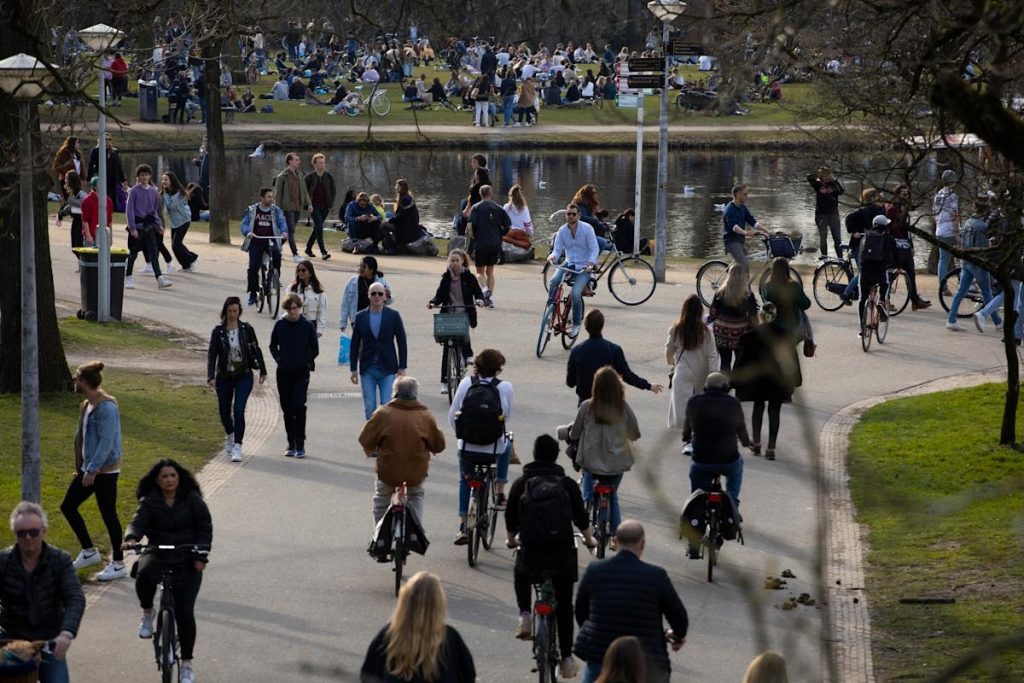 De boetes gelden niet alleen voor voetgangers, maar voor alle gebruikers van het trottoir