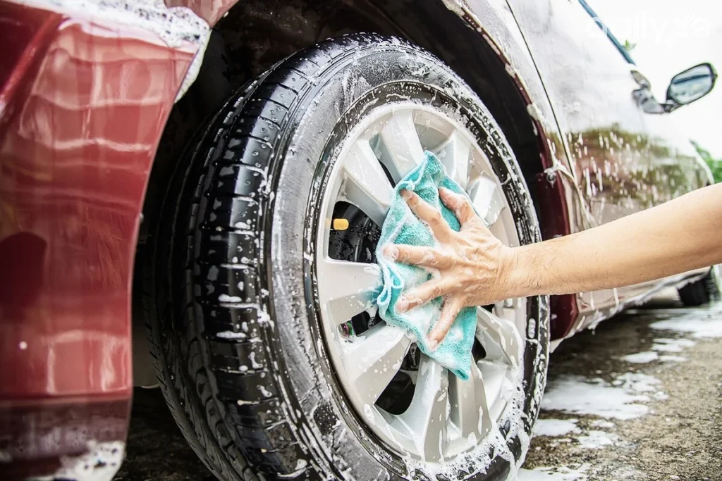 Reiniging van autowielen met huishoudelijke middelen.