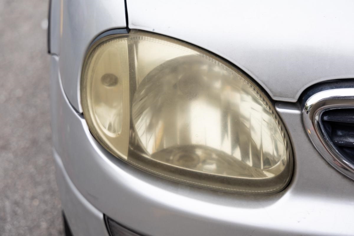 de koplampen zijn vergeeld