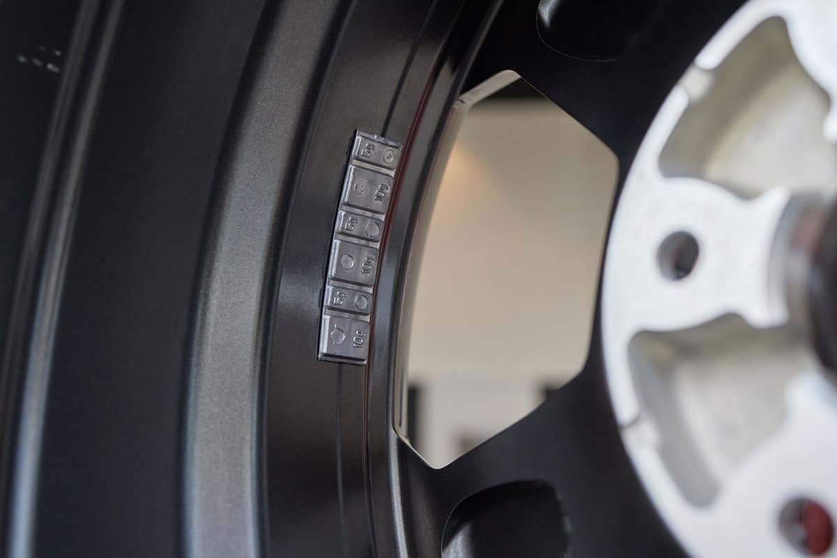 veel balansgewichten op het wiel