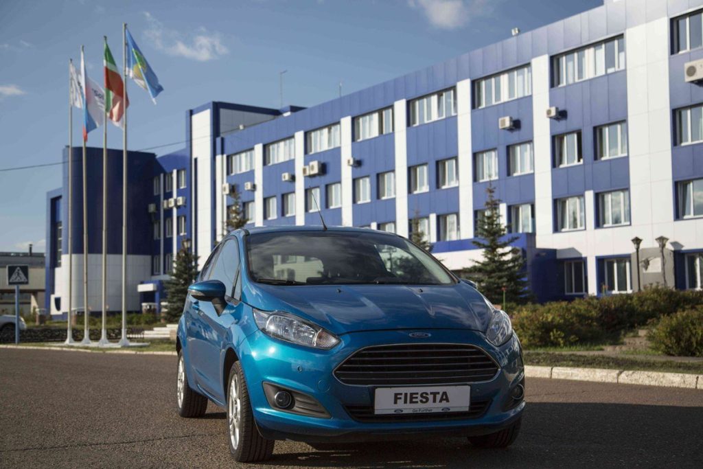 Ford Fiesta tegen de achtergrond van een gebouw.