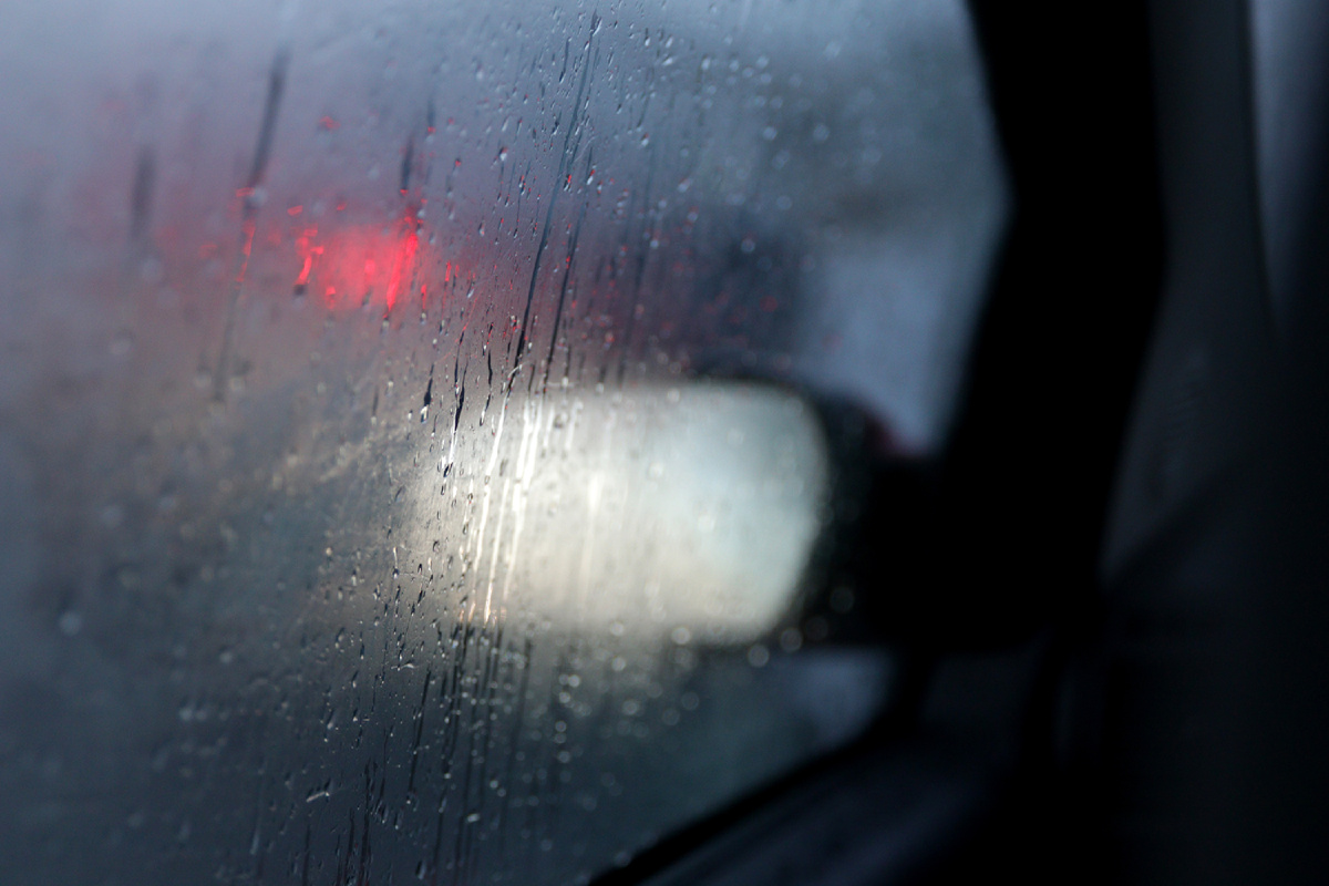 Beslagen ruiten in de auto.