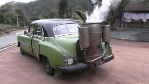 De auto gebruikt hout als brandstof.