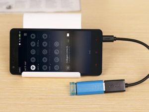 Gegevens overzetten van mobiele telefoon naar USB-stick.