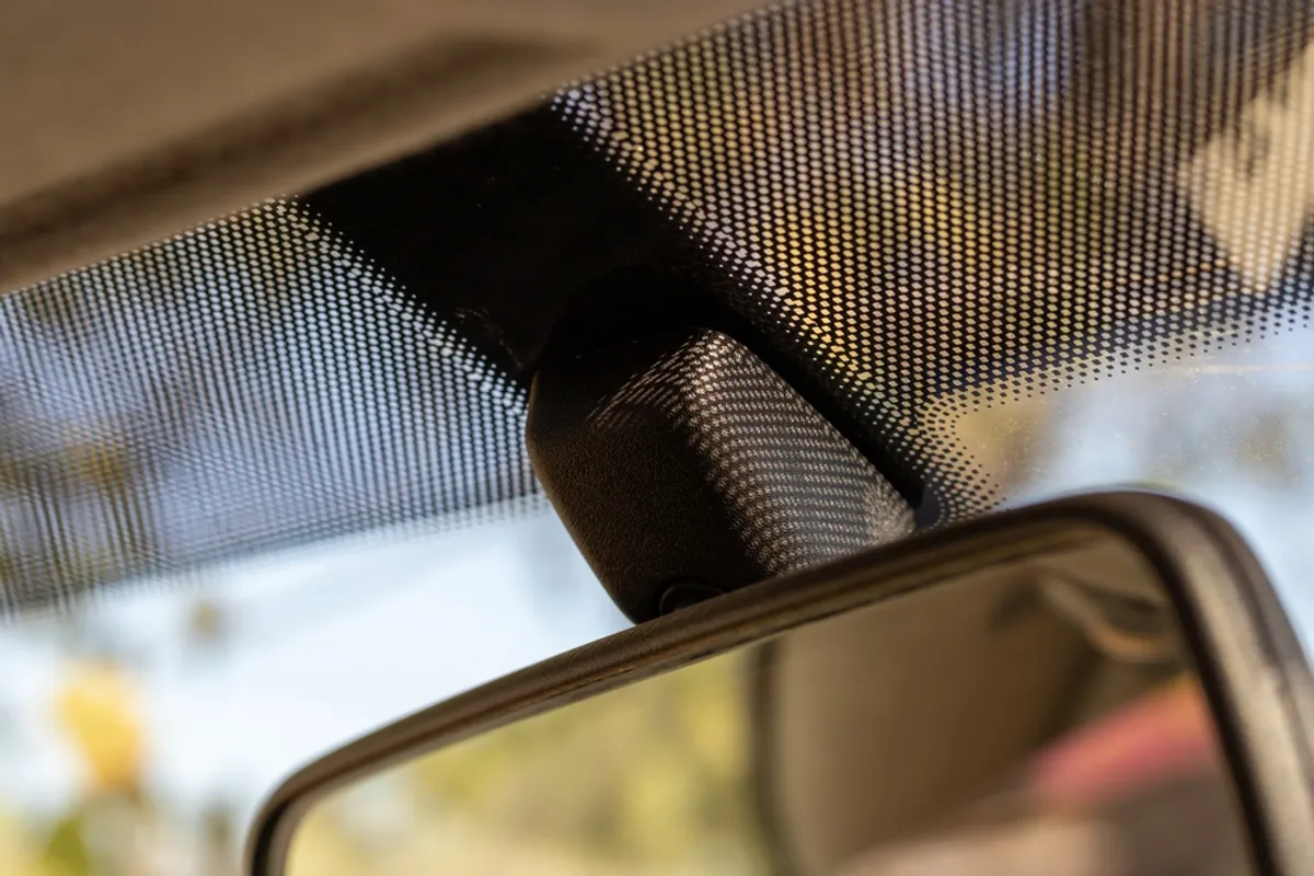 Zwarte vlekken op de voorruit.