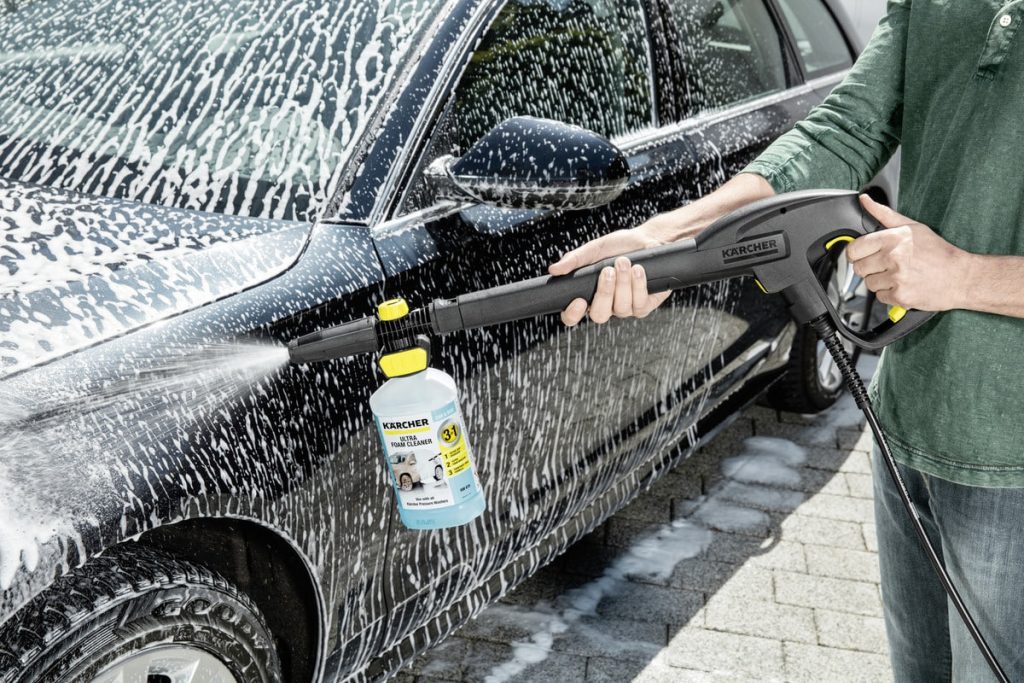 Na gebruik van de spray kunt u de auto het beste met water en zeep onder hoge druk afspoelen.