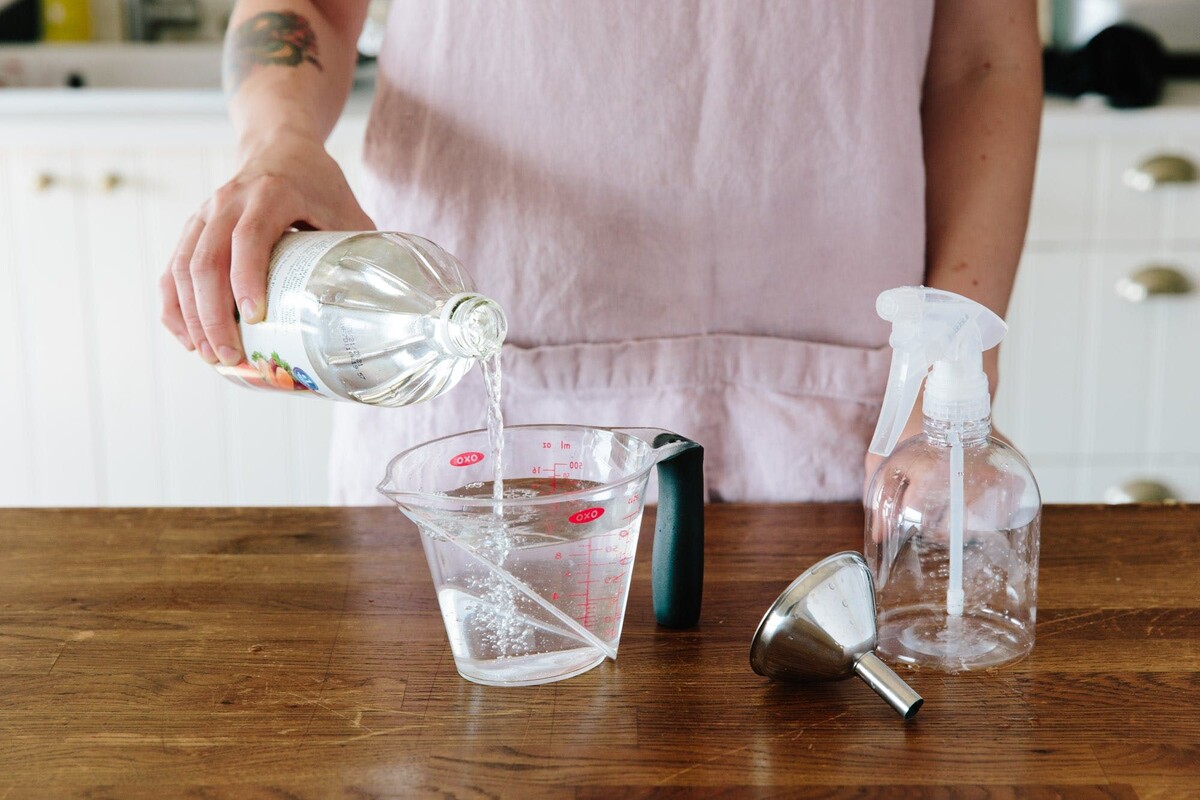 maakt azijnoplossing aan voor de verstuiver