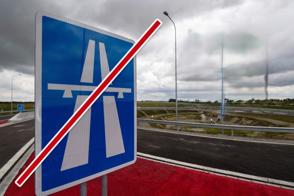 Het verkeersbord geeft het einde van de snelweg aan.