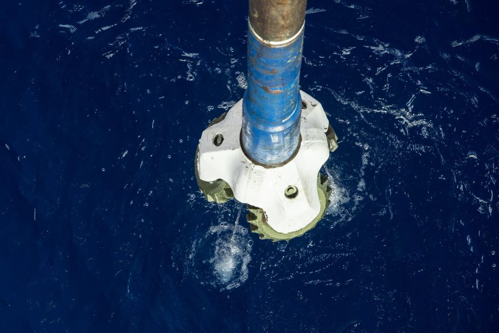 Boring op de zeebodem is nodig voor de aanleg van een tunnel.