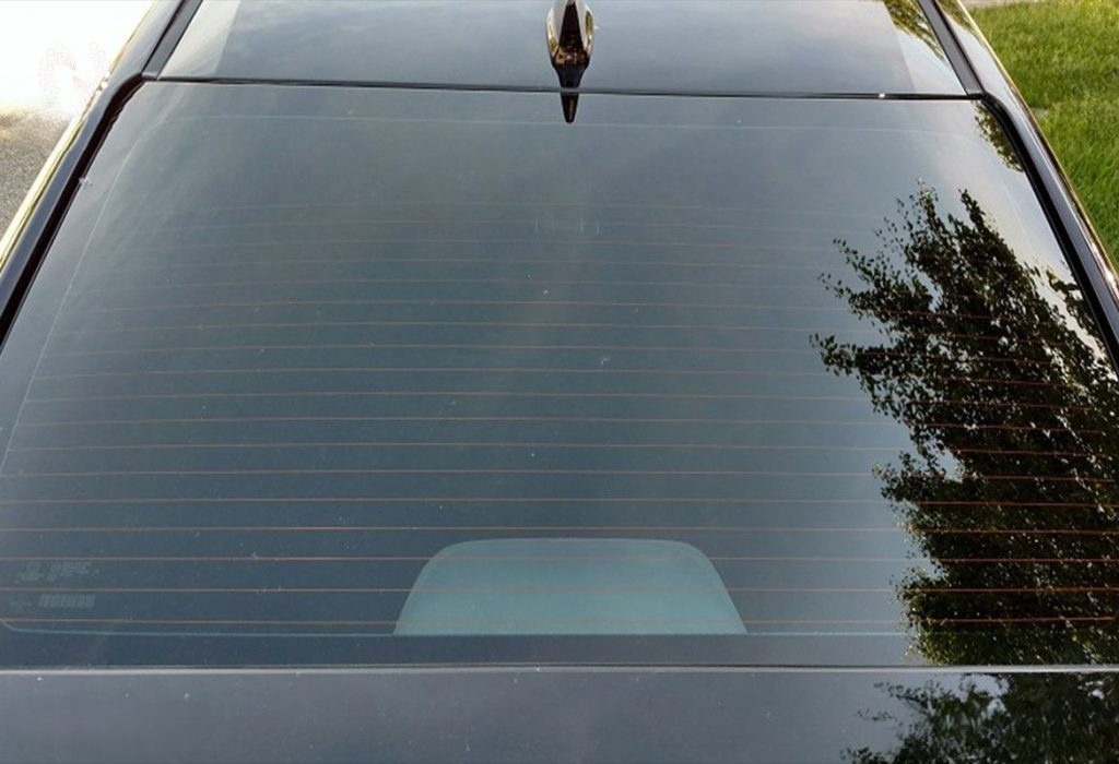 Achterruit van de auto.