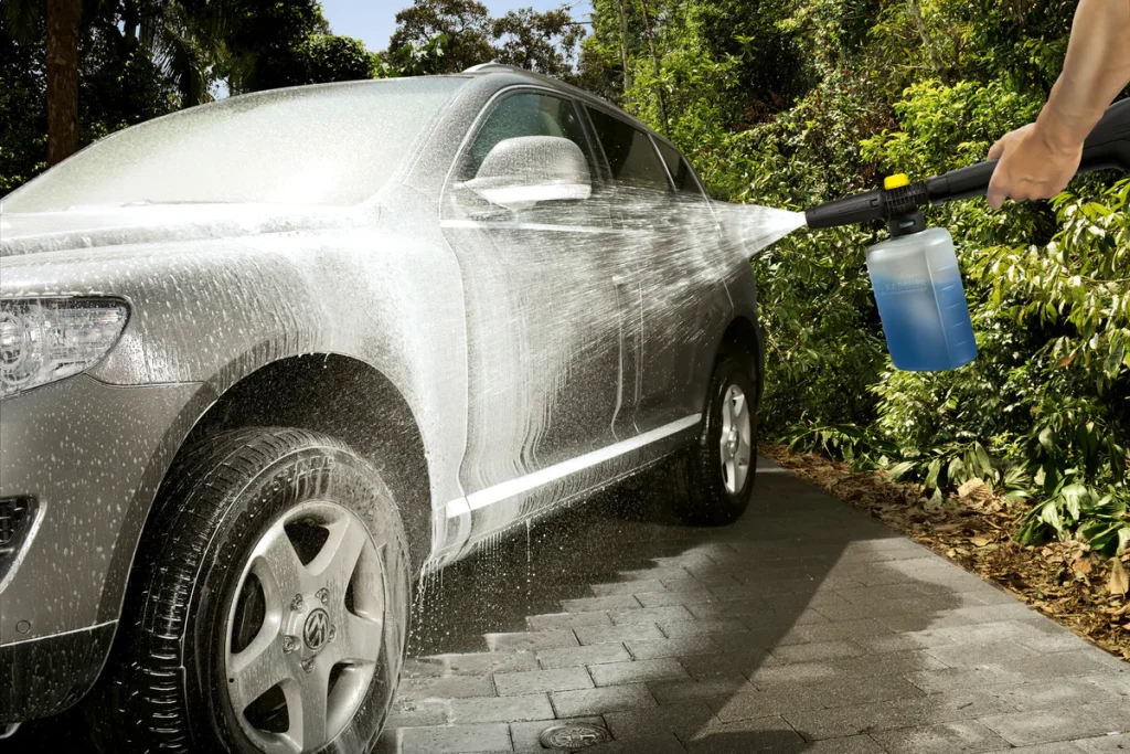Zelf je auto wassen met rollers.