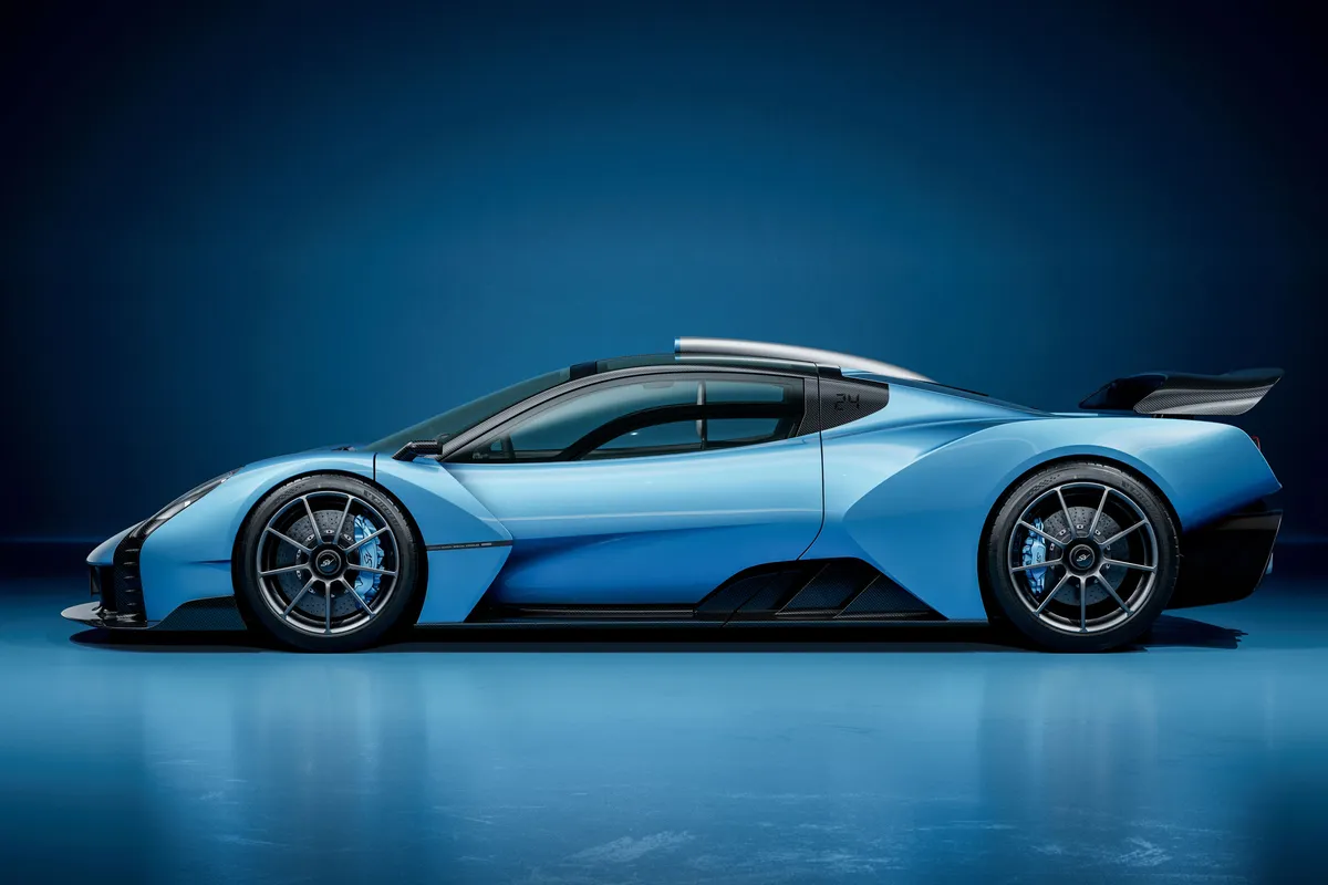 Dit betekent dat degene die de veiling wint, persoonlijk met Gordon Murray zelf kan afspreken om elk detail van het ontwerp, de configuratie en de afwerking van het voertuig te bepalen, net zoals dat in de jaren negentig gebeurde met de kopers van de McLaren F1.