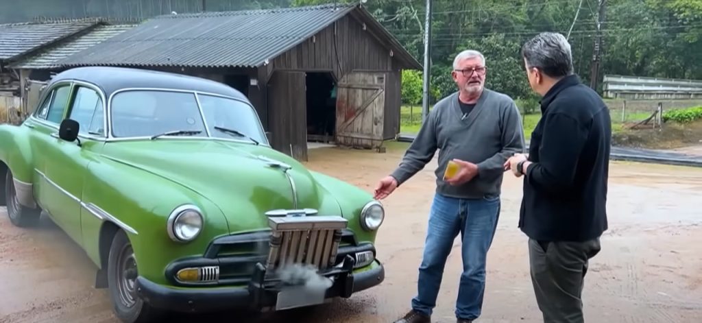 De auto die werd aangepast om hout als brandstof te gebruiken.
