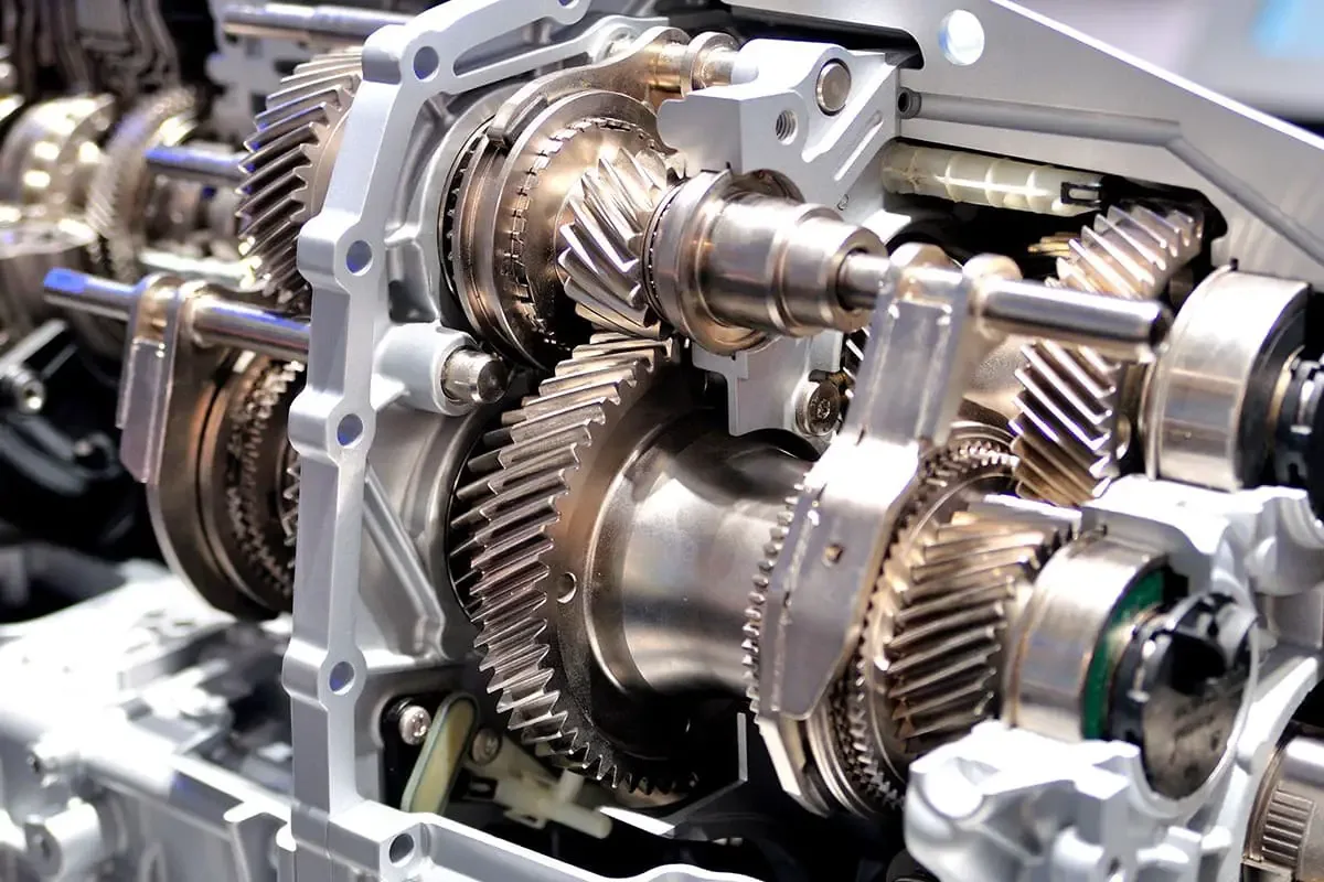 Volgens hem moeten bestuurders elke 80.000 kilometer naar een vertrouwde garage gaan om de olie in de versnellingsbak door een professionele monteur te laten vervangen.