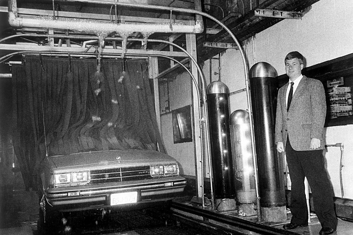 In mei 1947 publiceert het tijdschrift Life een uitgebreide fotoreportage over wat wordt beschouwd als een van de eerste halfautomatische wasstraten