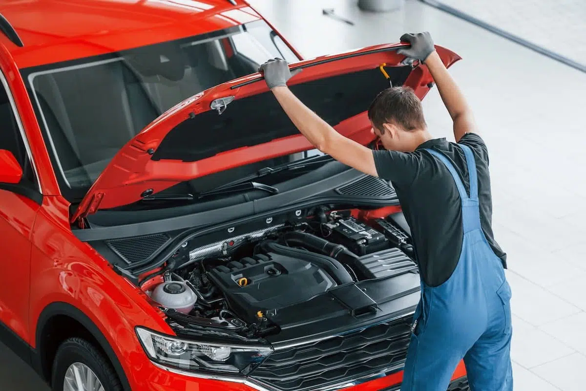 Verbrandingsmotoren zijn ontworpen om te werken met een specifiek type brandstof, namelijk benzine of diesel.