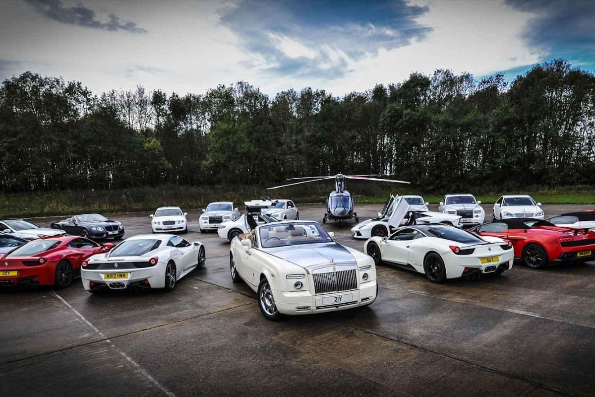 Er staat ook een Hummer H2 limousine, een Mercedes-Benz S 500 W220 (vierde generatie) met een 5,0-liter V8-benzinemotor en 306 pk, verschillende luxe minibusjes, een Audi A8 en een Porsche Cayenne.