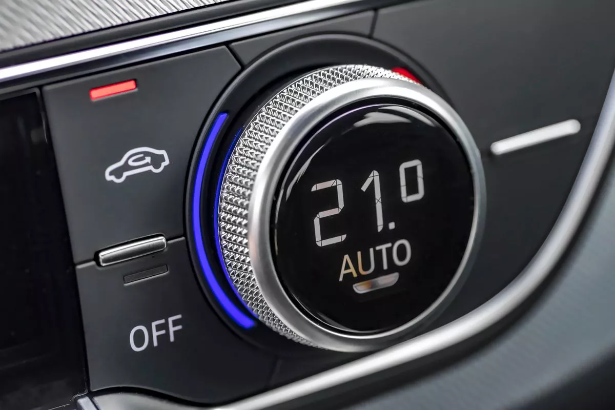 De ideale temperatuur van de airconditioning in de auto ligt tussen 21 en 23 °C om een evenwicht te vinden tussen comfort en veiligheid, hoewel sommigen zelfs 24 °C aanbevelen.